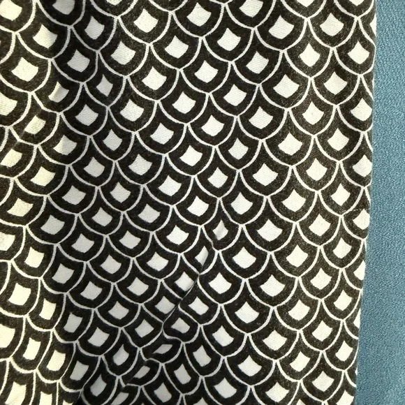 George Monochrome Patterned Apparel - Picture 3 of 4